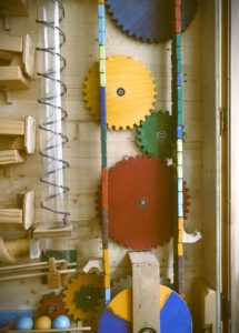 Murmelbahn aus Holz Zahnraeder