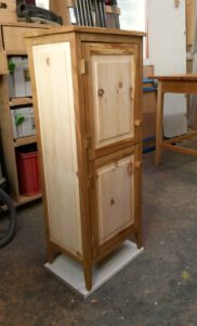 Nachtkasten in Zirbenholz und Eiche