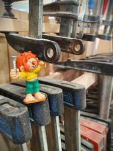 Pumuckl mit Schraubzwingen