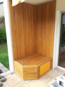 Sitzecke in Massivholz und orangenem Holz