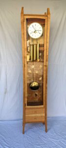 Standuhr in Kirschbaum und Messing