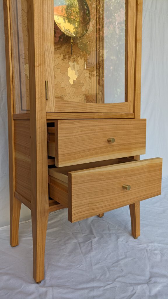 Standuhr Schublaeden aus Kirschbaumholz