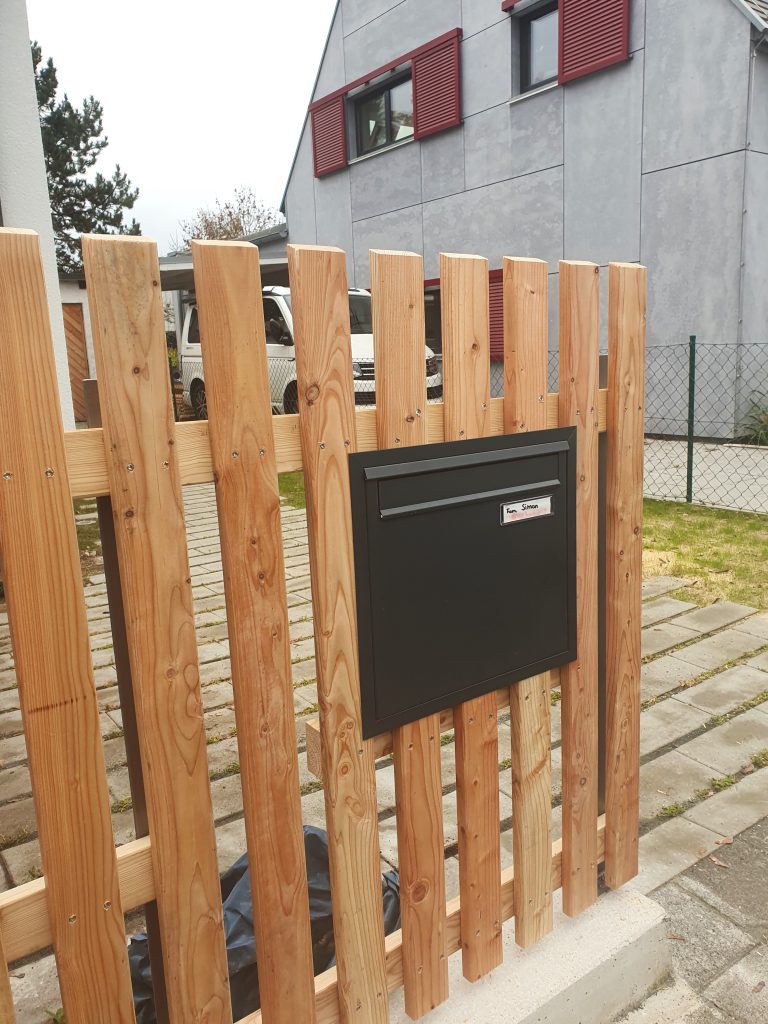 Zaun mit Briefkasten
