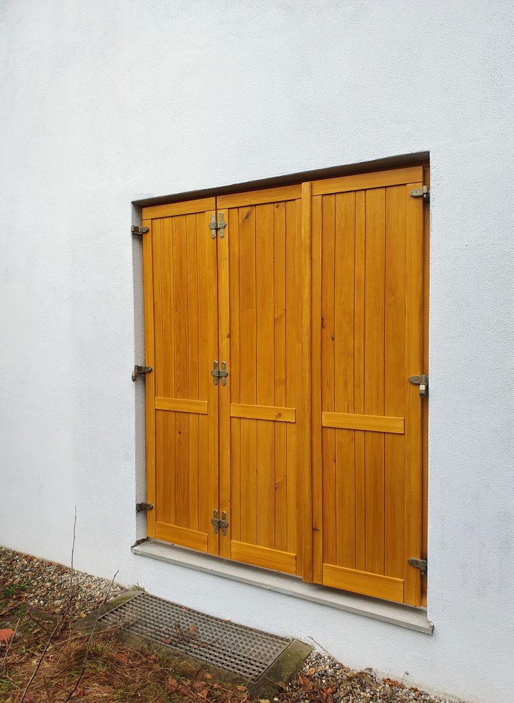 Fensterladen in Kiefer