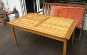 Tisch aus Holz - Gartenmoebel