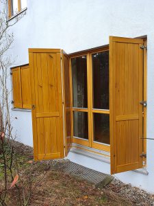 Fenster mit Fensterladen