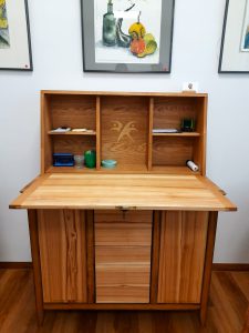 Sekretaer mit individuellem Logo