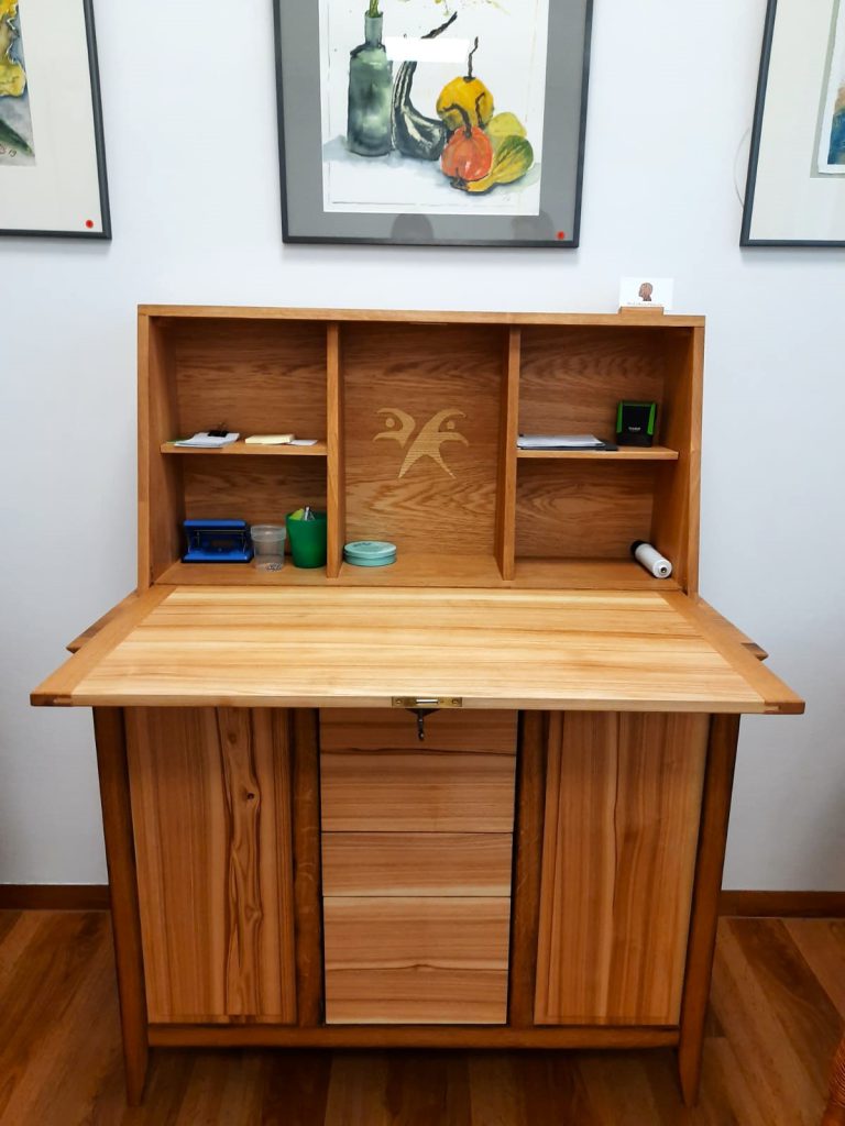 Sekretaer mit individuellem Logo