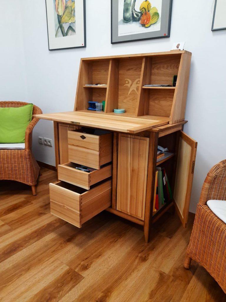 Sekretaer aus Holz